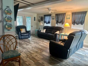 Living area - The Sandy Bottom is the perfect location for your next beach vacation!  (Myrtle Beach)