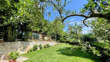 House, 5 Bedrooms, Smoking, Patio | Property grounds