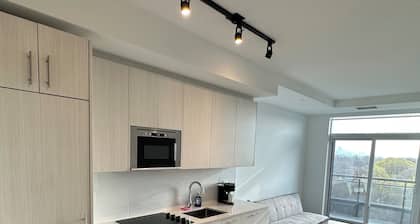 2 BEDROOM WITH CLEAR VIEWS OF THE TORONTO SKYLINE 2KMS FROM WOODBINE BEACH