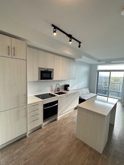 2 BEDROOM WITH CLEAR VIEWS OF THE TORONTO SKYLINE 2KMS FROM WOODBINE BEACH