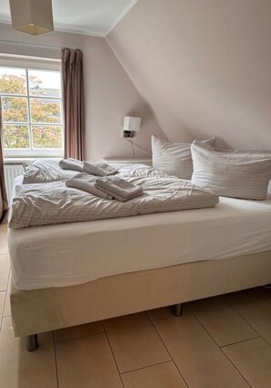 Casa | 2 dormitorios, mobiliario individual, tabla de planchar con plancha