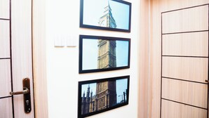 Una puerta con tres cuadros enmarcados del reloj del Big Ben.