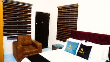 Estudio de lujo | 1 habitación, decoración personalizada, muebles diferentes y escritorio