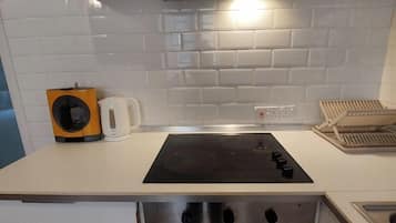 Minikøleskab, ovn, kogeplade, espressomaskine