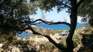 A tree with a view of a coastal town and the sea. - Donata Comfortable Holiday Residence (Maracalagonis)