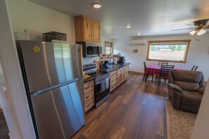 ثلاجة، ميكروويف، فرن، موقد طهي مسطح