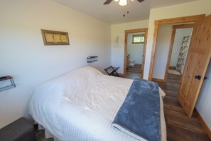 2 bedrooms, desk, free WiFi, bed sheets - Private, second story retreat with amazing views just minutes from town. (Bonners Ferry)