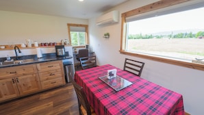 Dining - Private, second story retreat with amazing views just minutes from town. (Bonners Ferry)