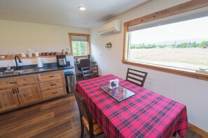 Dining - Private, second story retreat with amazing views just minutes from town. (Bonners Ferry)