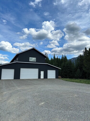 Private, second story retreat with amazing views just minutes from town.