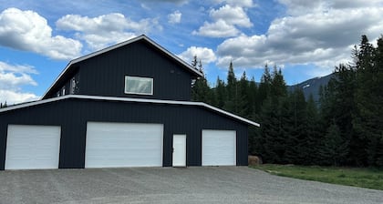 Private, second story retreat with amazing views just minutes from town.