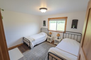 2 عدّة غرف نوم ومكتب وواي فاي مجانًا وملاءات أسرّة