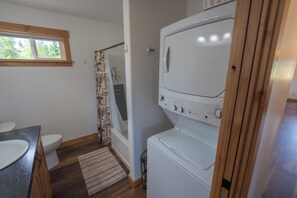 Hair dryer, towels, soap, shampoo - Private, second story retreat with amazing views just minutes from town. (Bonners Ferry)