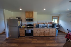 Fridge, microwave, oven, stovetop - Private, second story retreat with amazing views just minutes from town. (Bonners Ferry)