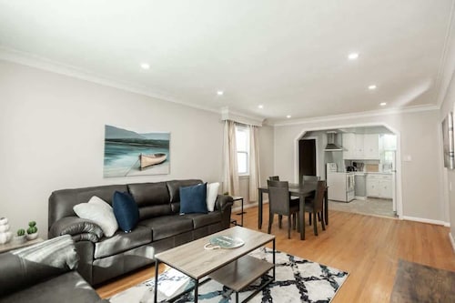 Charming 4BR Barrie Retreat with Backyard