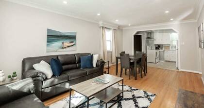 Charming 4BR Barrie Retreat with Backyard