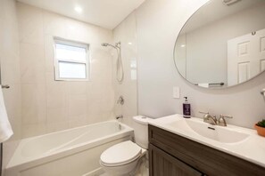 Towels, toilet paper - Charming 4BR Barrie Retreat with Backyard (Barrie)