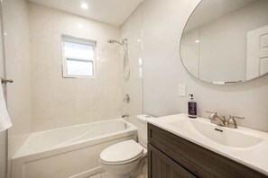 Dusche, Handtücher, Shampoo
