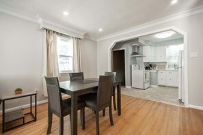 Dining - Charming 4BR Barrie Retreat with Backyard (Barrie)