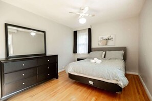 4 bedrooms, free WiFi, bed sheets - Charming 4BR Barrie Retreat with Backyard (Barrie)