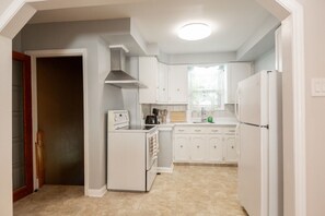 Kylskåp, mikrovågsugn, ugn och spishäll