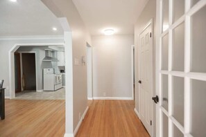 Interior - Charming 4BR Barrie Retreat with Backyard (Barrie)