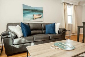 Smart TV - Charming 4BR Barrie Retreat with Backyard (Barrie)