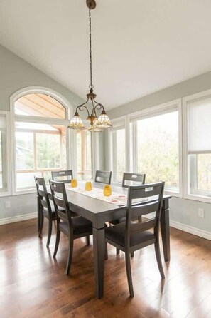 Dining - Cozy 3BR Retreat Near Centennial Beach (Barrie)