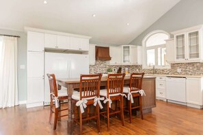 Fridge, microwave, oven, stovetop - Cozy 3BR Retreat Near Centennial Beach (Barrie)