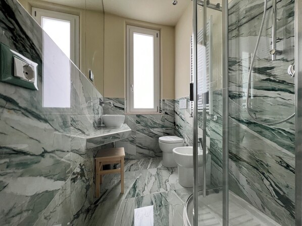 Shower, hair dryer, bidet, towels - HomingPisa - Gemini One (Pisa)