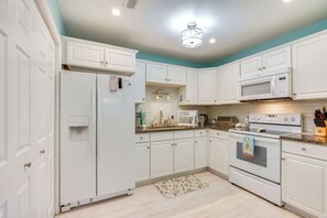 Fridge, microwave, stovetop, dishwasher - Cozy Goose Creek Escape w/ Patio & Grill (Goose Creek)