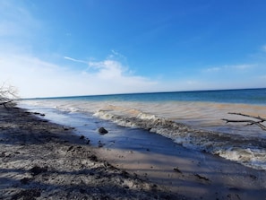 A beach with waves, a clear sky, and a distant horizon. - Holiday Home in Wendtorf (Wendtorf)