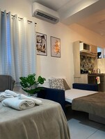 尊荣开间套房 | 迷你吧、笔记本电脑工作区、免费 WiFi、床单