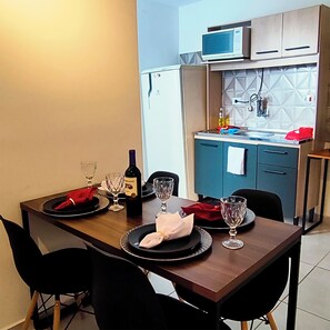 Refrigerador, microondas, placa de cocina, utensilios de cocina