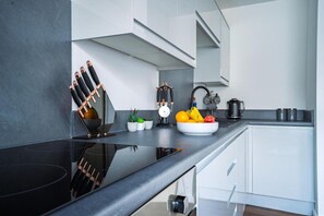 Appartamento | Cucina privata | Frigorifero, microonde, forno, piano cottura