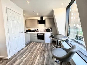 Apartment | Private kitchen | Fridge, microwave, oven, stovetop - Remarkable 2-bed Apartment in Liverpool (Liverpool)