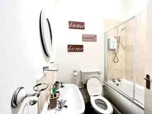 Kombination af bruser/badekar, dybe badekar, gratis toiletartikler