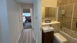 A bathroom with a shower, toilet, and sink. - Lovely 2-bed Apartment in Liverpool (Liverpool)