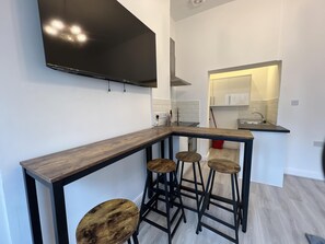 Fridge, microwave, oven, stovetop - Lovely 2-bed Apartment in Liverpool (Liverpool)