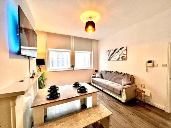 Living area - Lovely 2-bed Apartment in Liverpool (Liverpool)