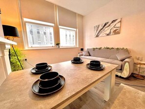 Dining - Lovely 2-bed Apartment in Liverpool (Liverpool)