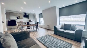 Living area - Inviting 2-bed Apartment in Liverpool (Liverpool)