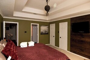 3 bedrooms, iron/ironing board, WiFi, bed sheets - Pet friendly Bohemian townhouse with very private patio (Arlington)