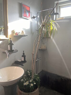 Sèche-cheveux, serviettes fournies, savon, shampoing