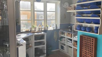 Køleskab, mikrobølgeovn, ovn, kogeplade