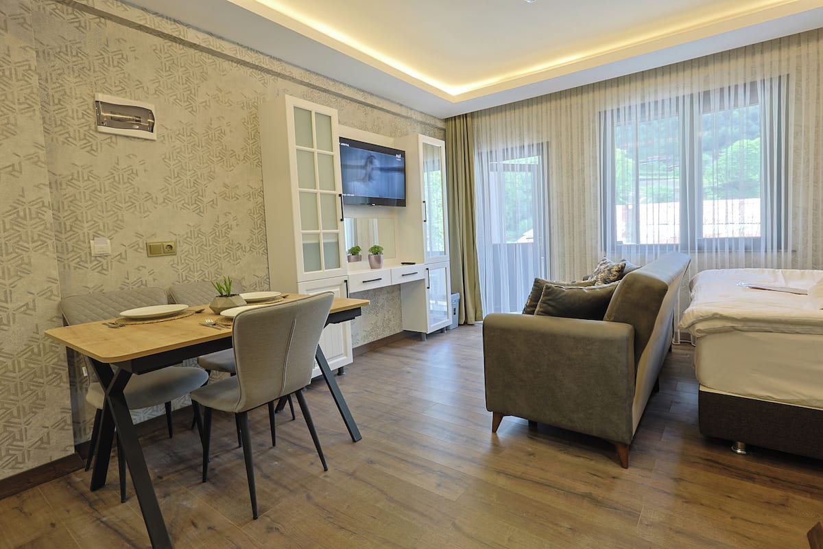 Suite Junior, balcon, vue sur la montagne | 1 chambre, espace de travail pour ordinateurs portables