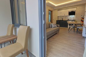 普通套房, 陽台, 山景 | 起居區 | 電視