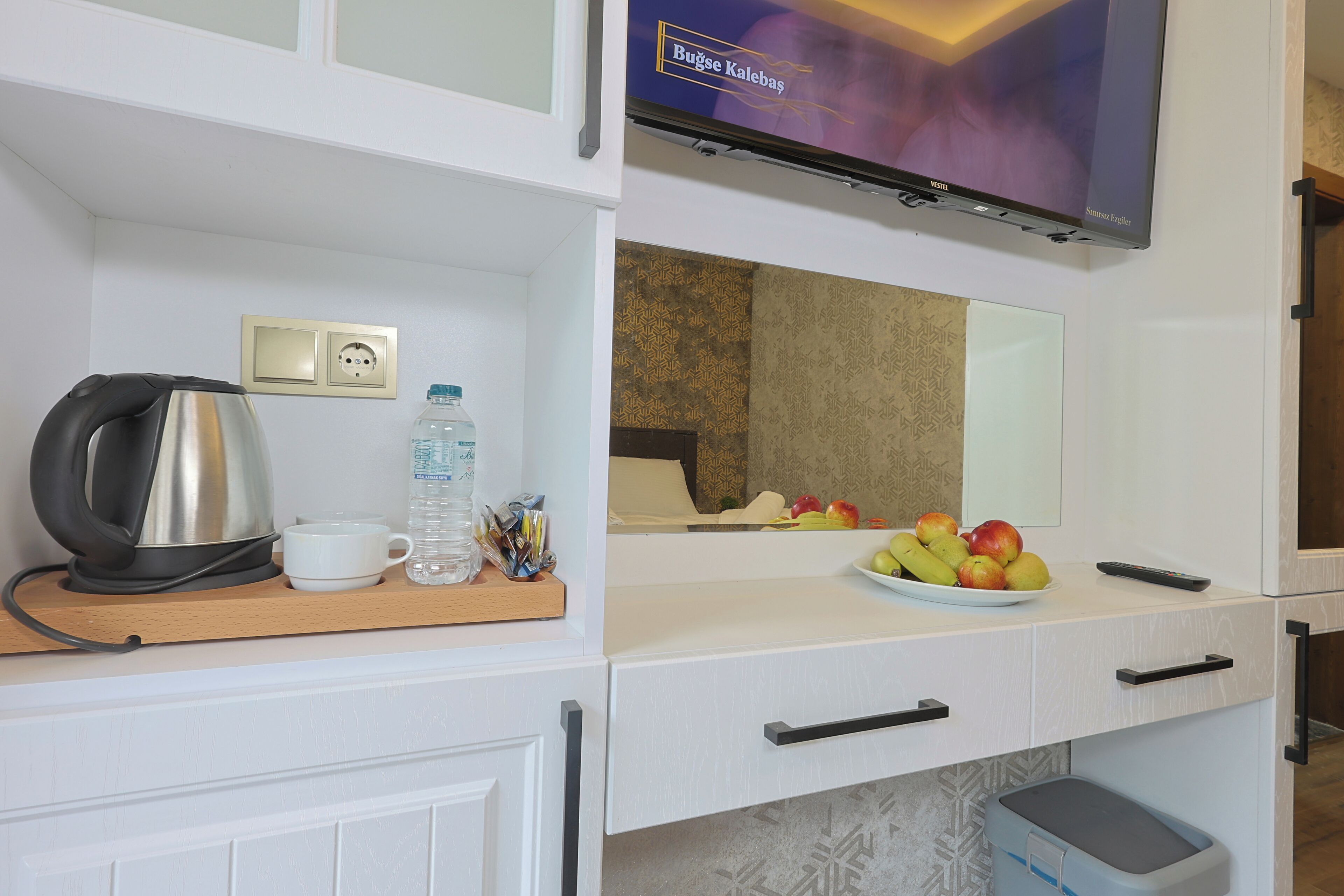 Espacio para trabajar con un portátil y cortinas opacas