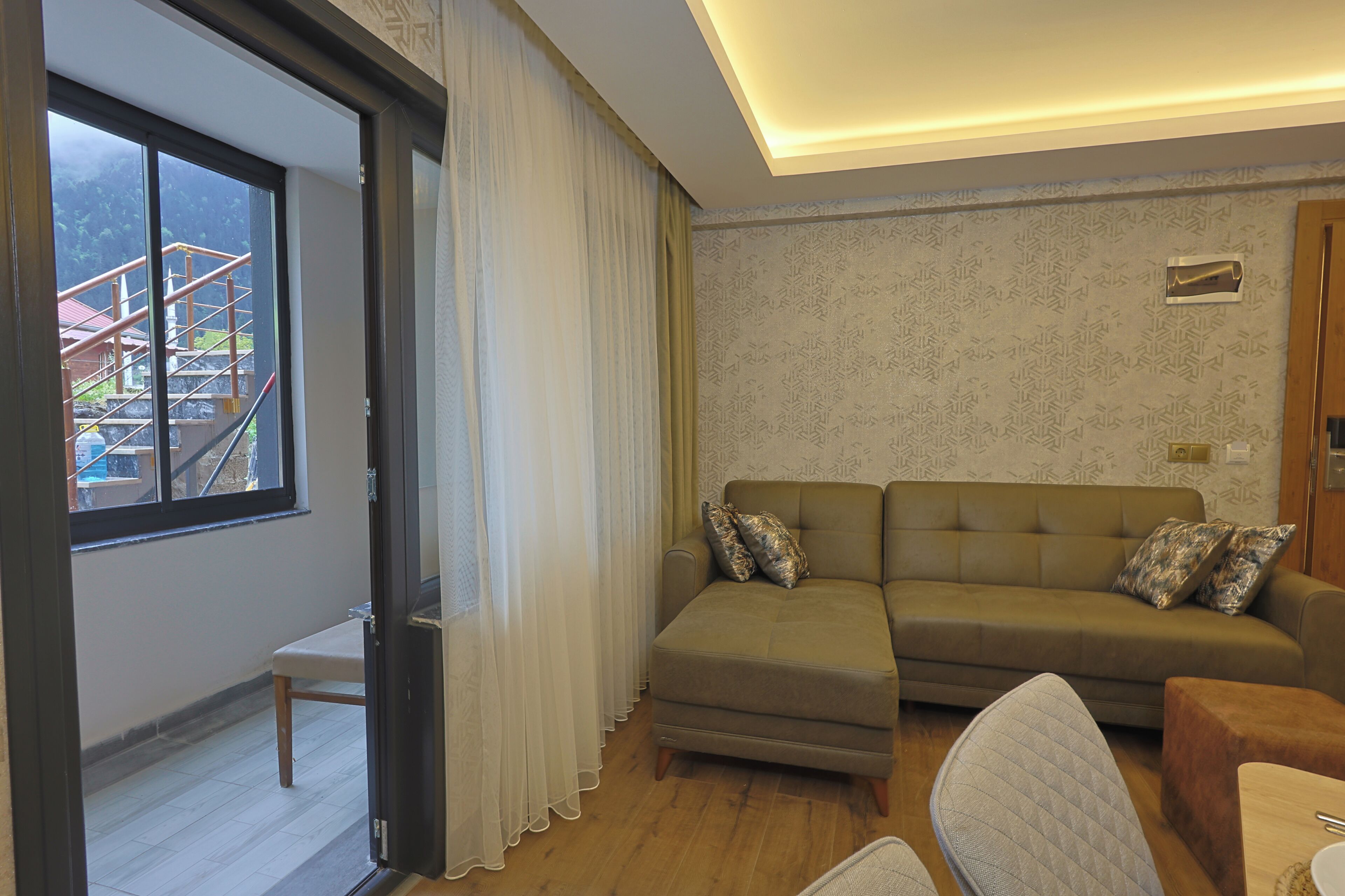 Suite supérieure, balcon, vue sur la montagne | Aire de séjour | Téléviseur