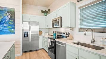 Køleskab, mikrobølgeovn, ovn, kogeplade